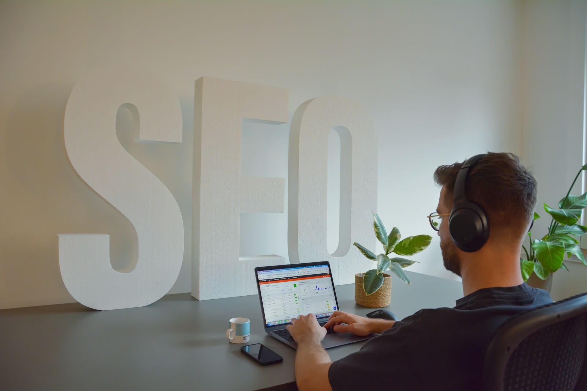 Person vid ett skrivbord som analyserar SEO-resultat på sin laptop