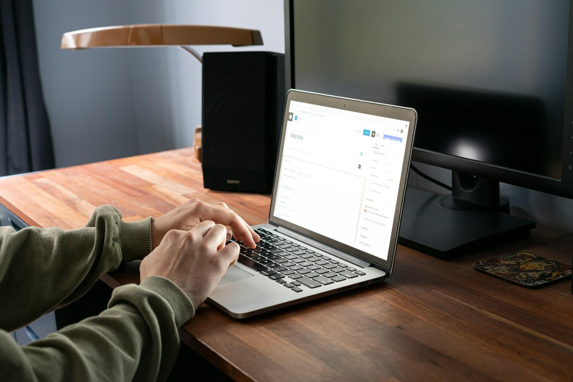 Person som arbetar i WordPress på laptop för att optimera hemsidan för SEO