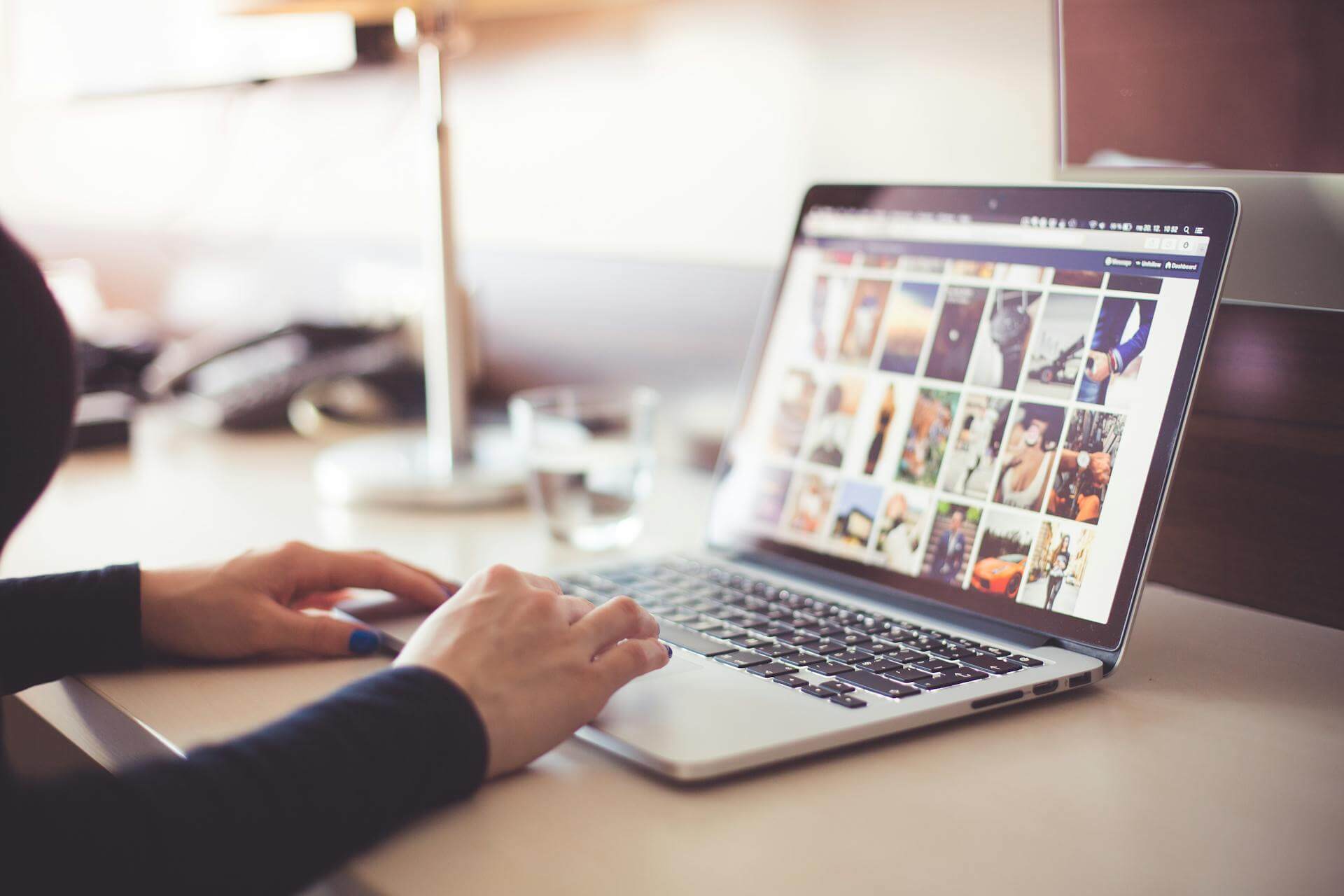 Person som optimerar bilder på dator för bättre SEO och Google-rankning