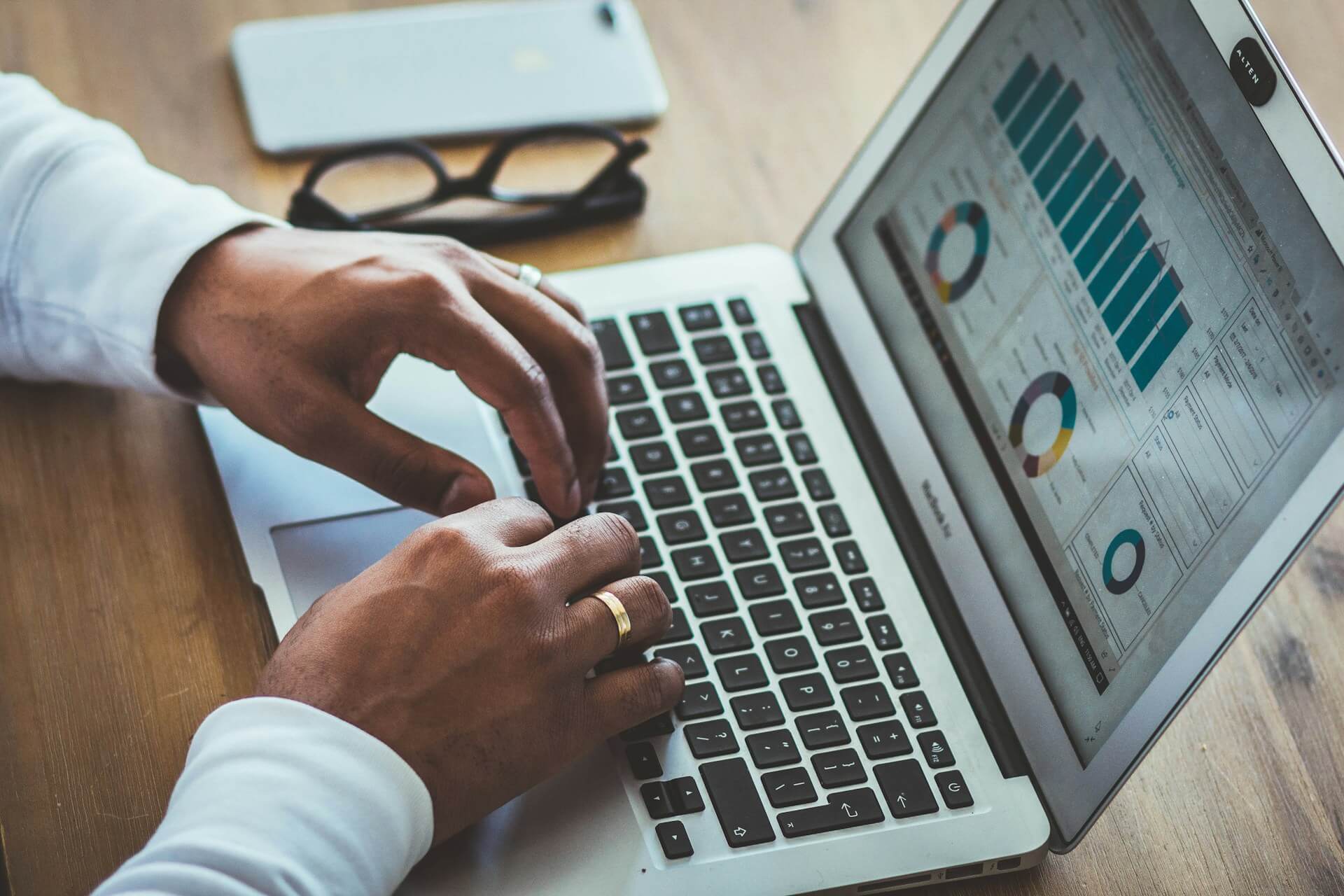 Laptop med SEO-analys och trafikdata på skärm, symboliserar optimering och resultatmätning i WordPress