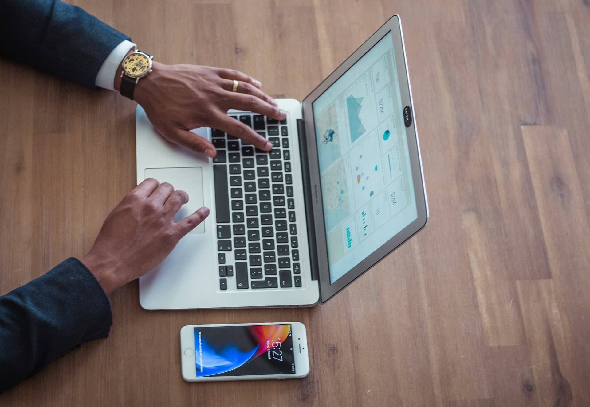 Person som analyserar Google-sökord och filtrerar data på laptop