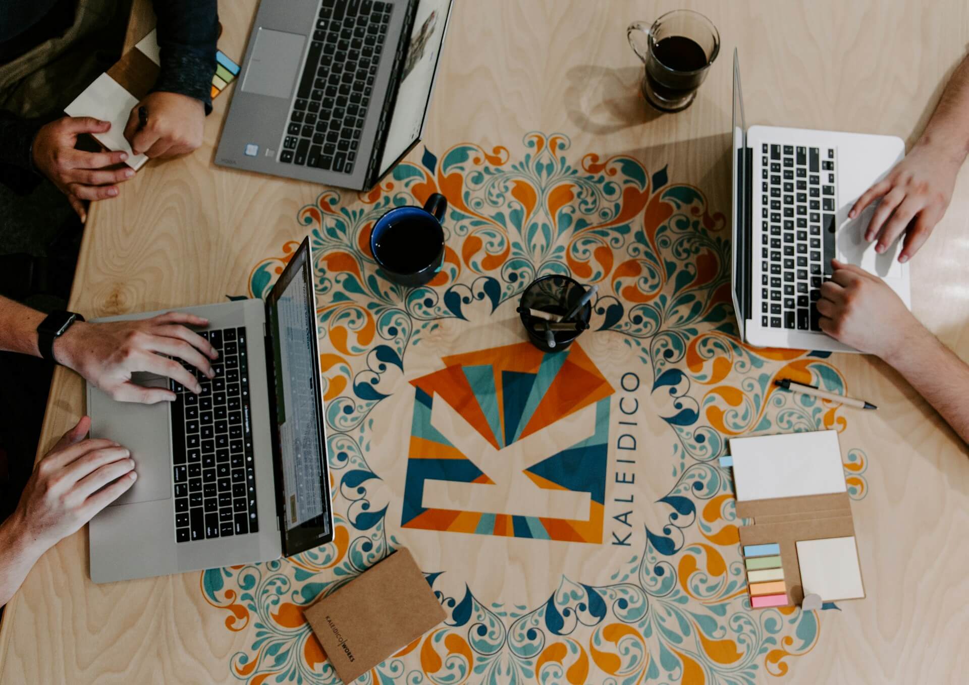 Team som planerar digital marknadsföring och strategier online