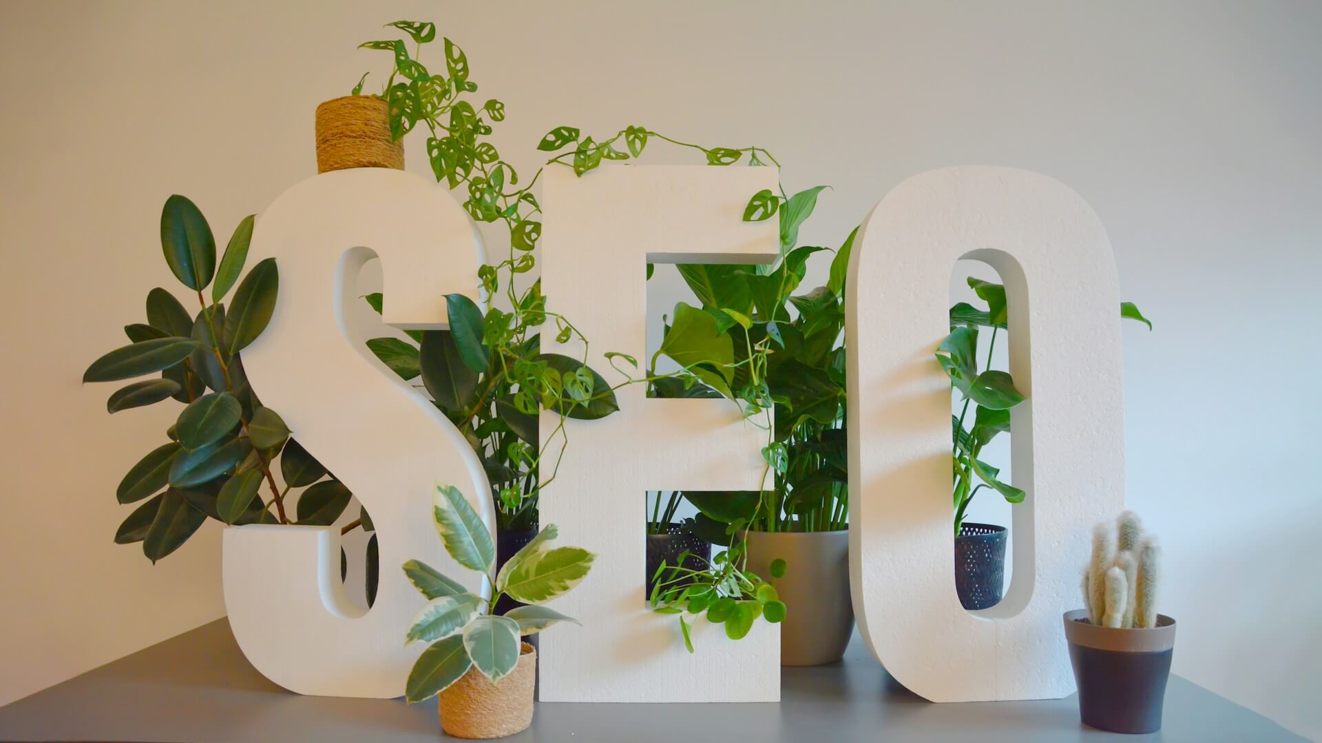 Tre stora 3D-bokstäver som bildar SEO
