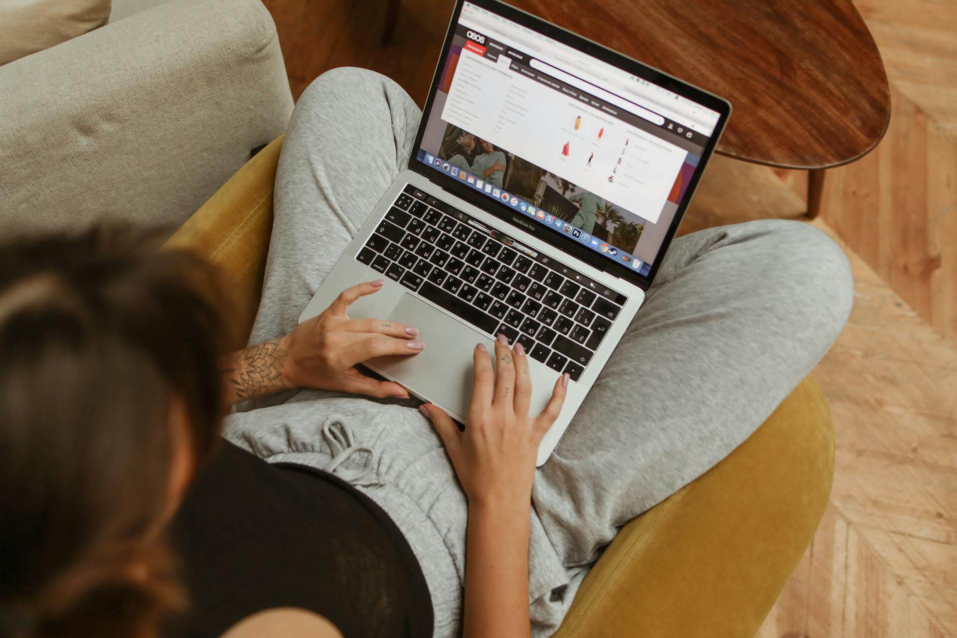 Person som skapar sin egen webshop i WordPress med WooCommerce
