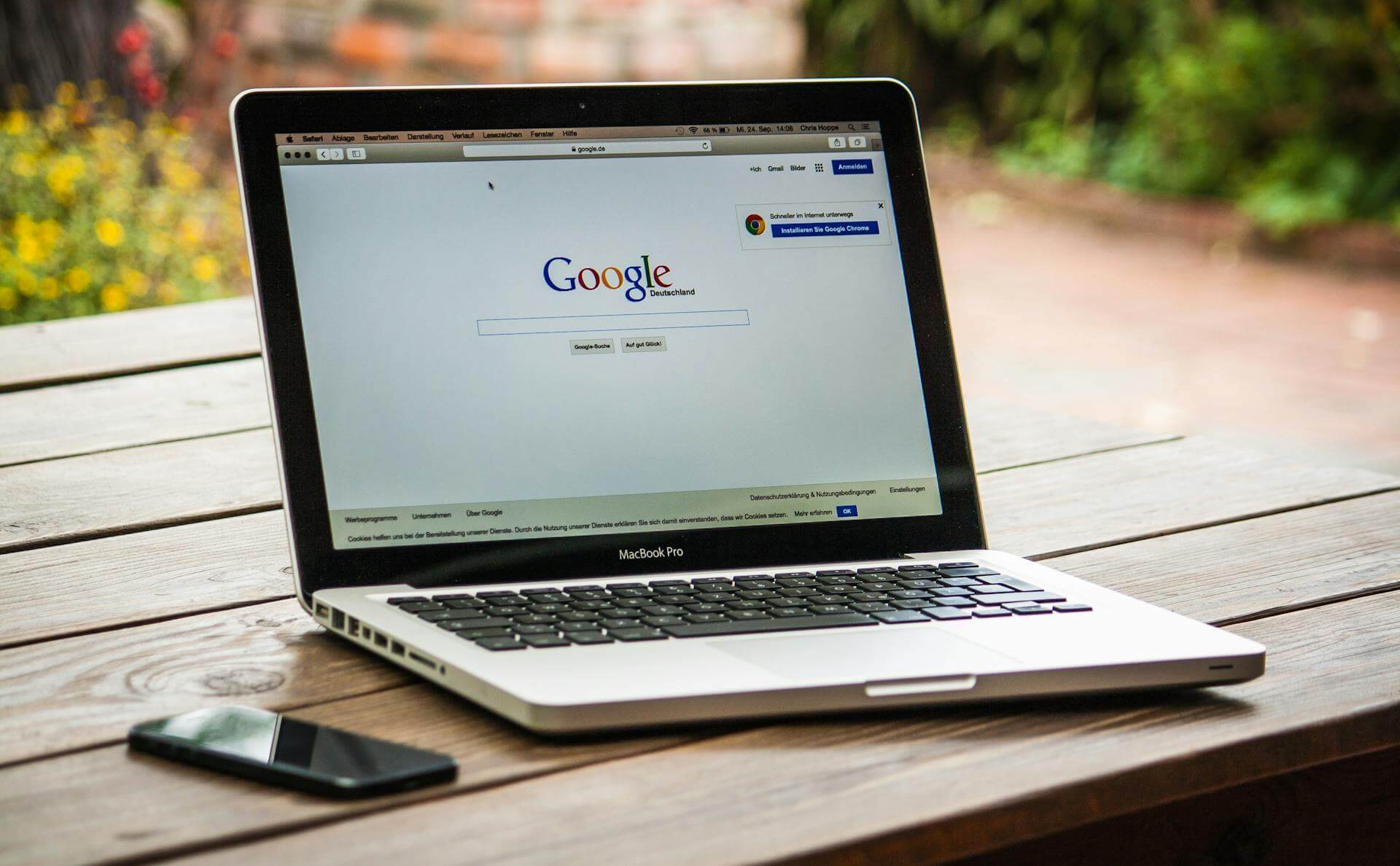 En laptop på ett bord med hemsidan Google på skärmen