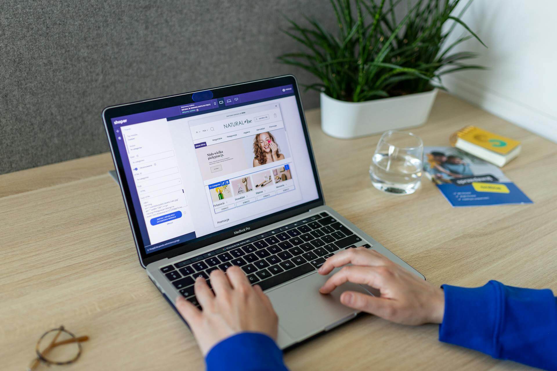 Person som arbetar på laptop med WooCommerce-webbshop