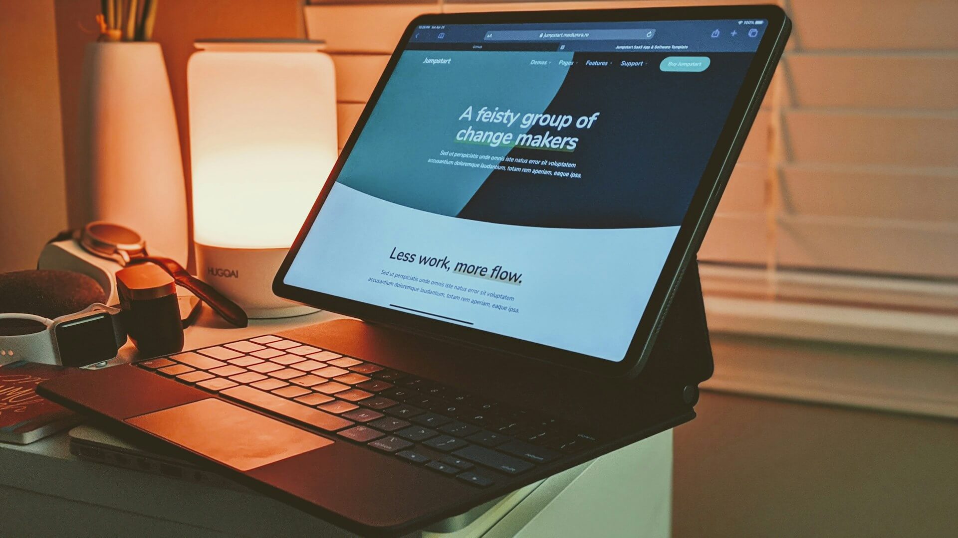 En laptop med ett tangentbord på ett skrivbord som visar en fin hemsida