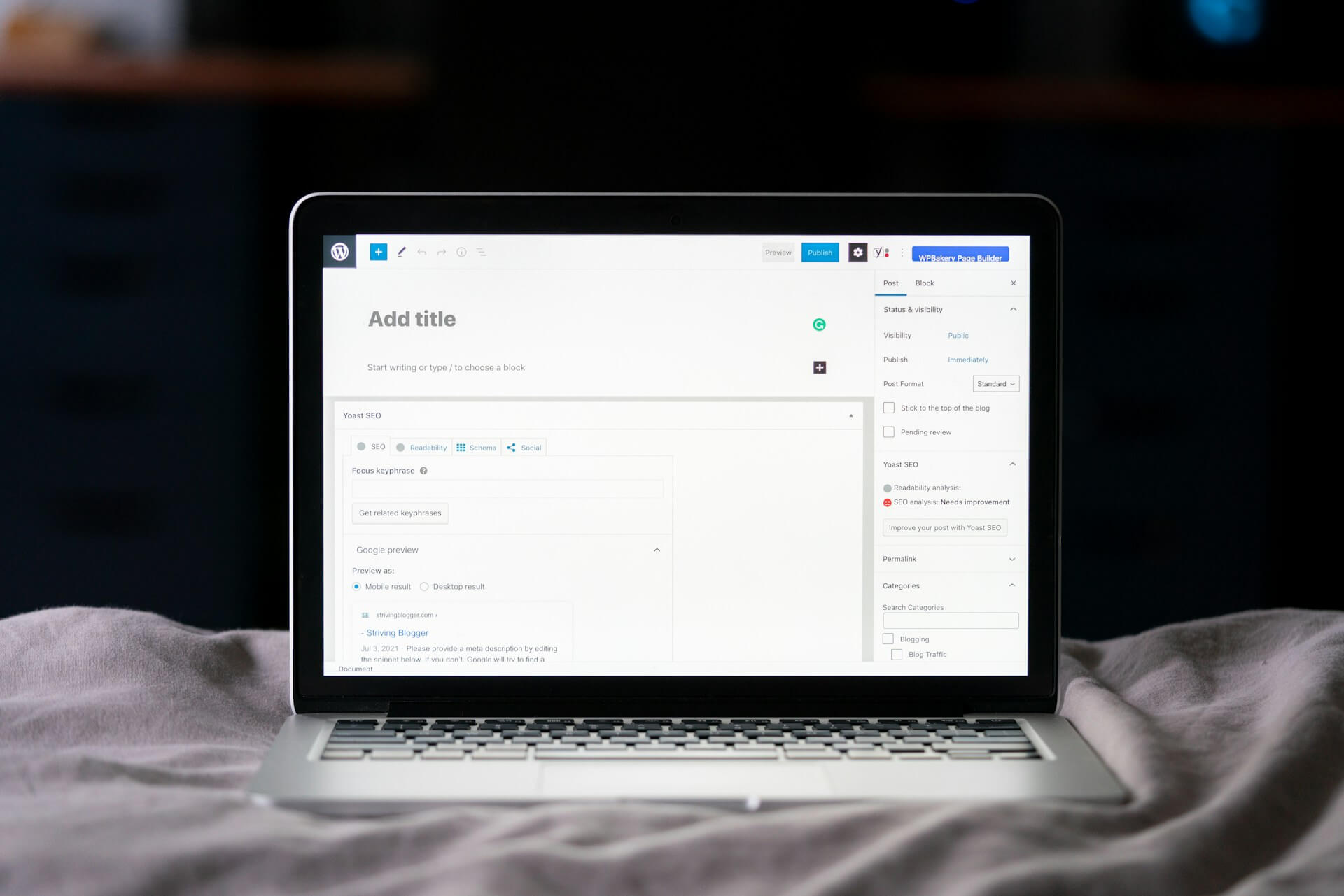 En laptop med WordPress på skärmen på en säng