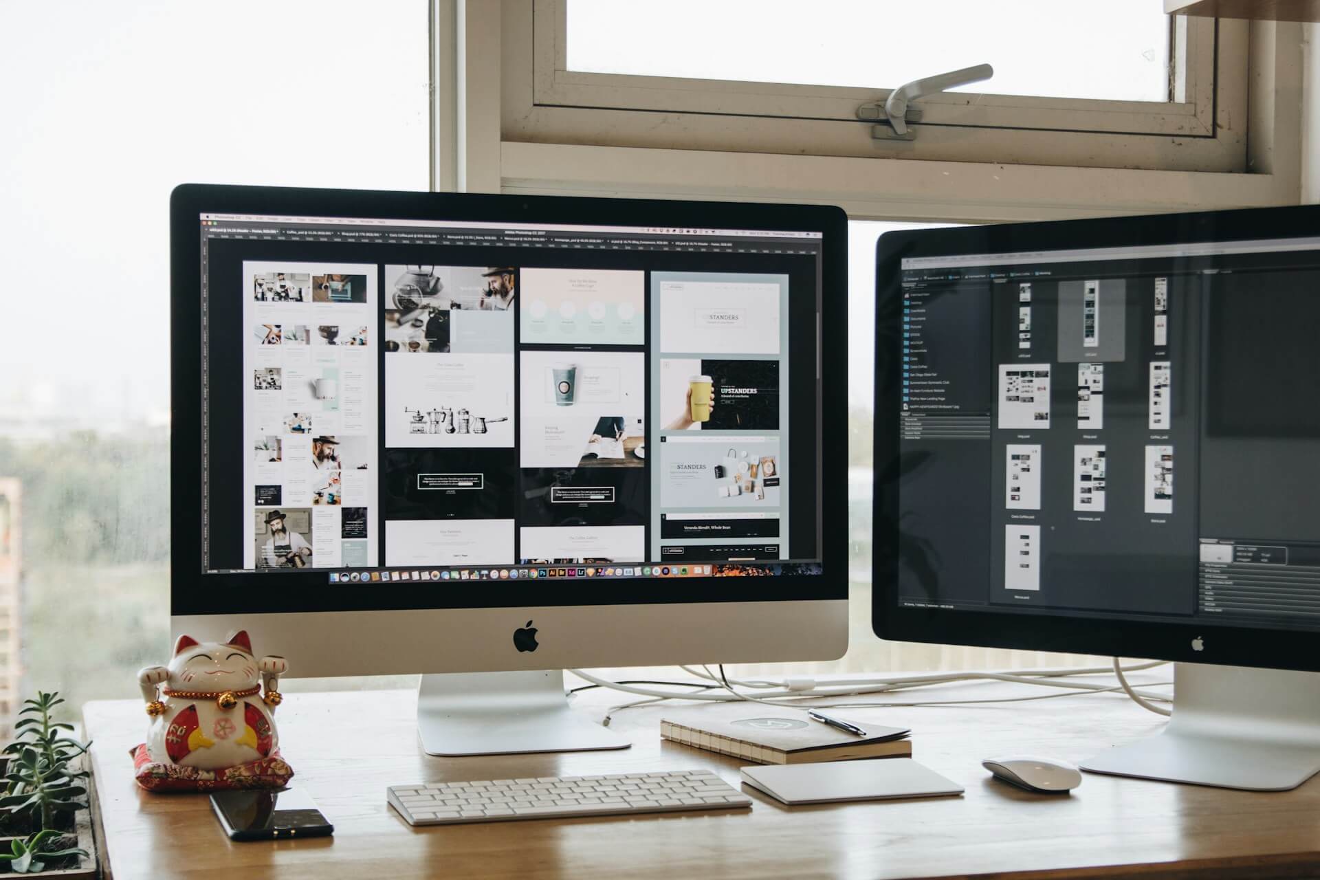 Ett skrivbord med tangentbord, data mus och två monitorer som visar WordPress tema 
