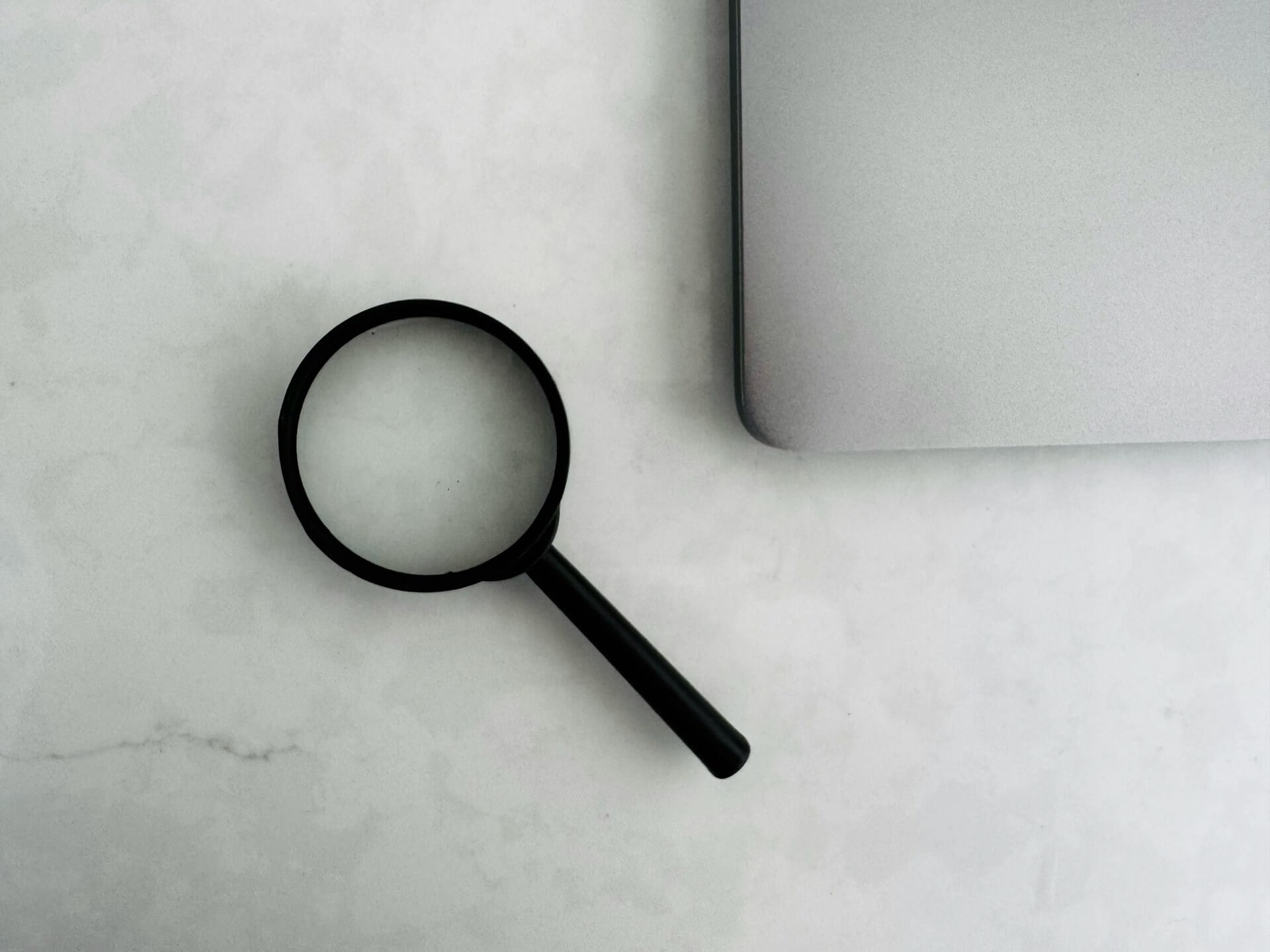 Ett förstoringsglas och en laptop