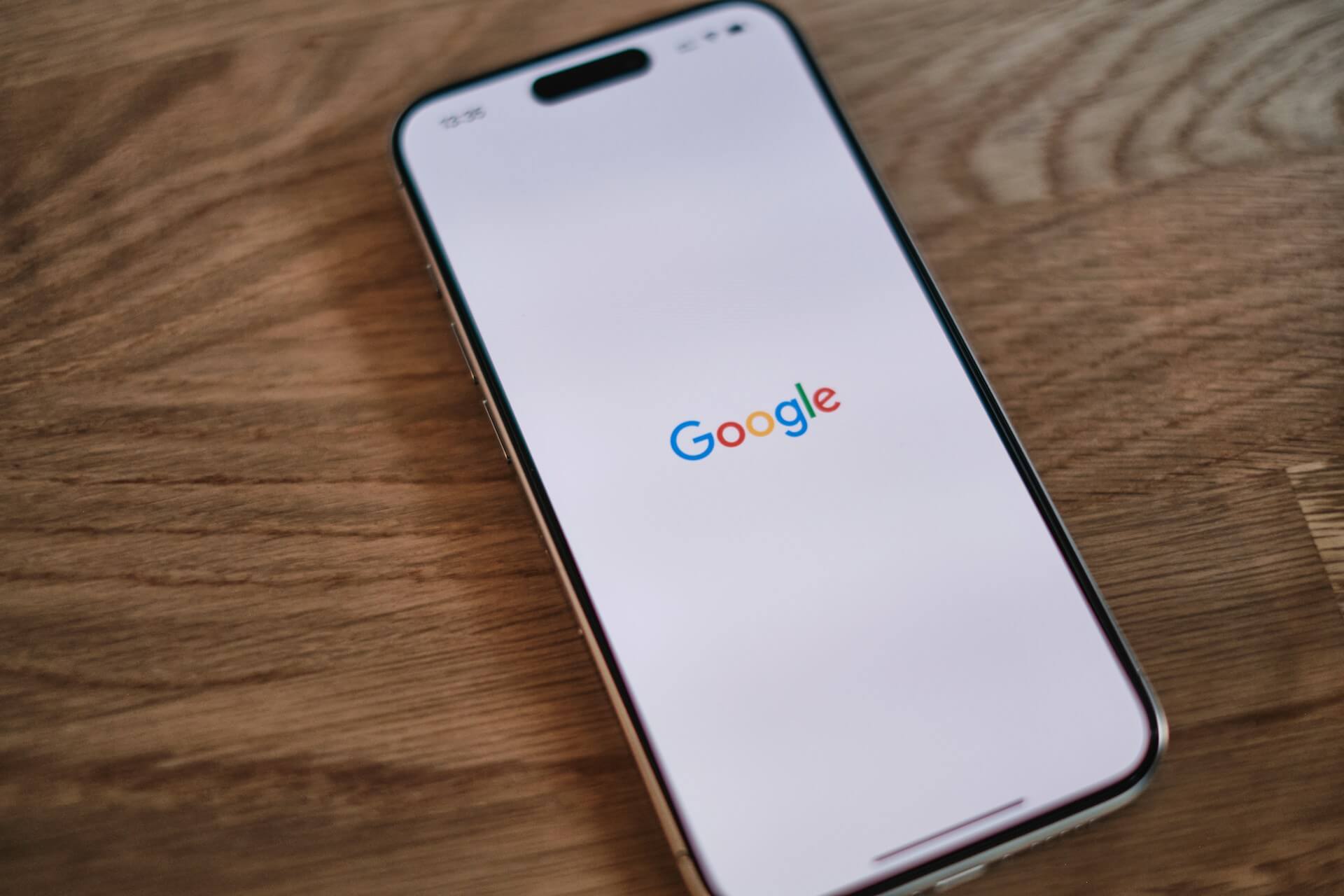 En mobil på ett bort med Google startsida på skärmen