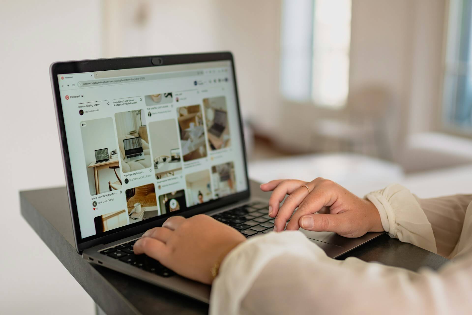 En person som sitter framför sin laptop och kollar igenom bilder