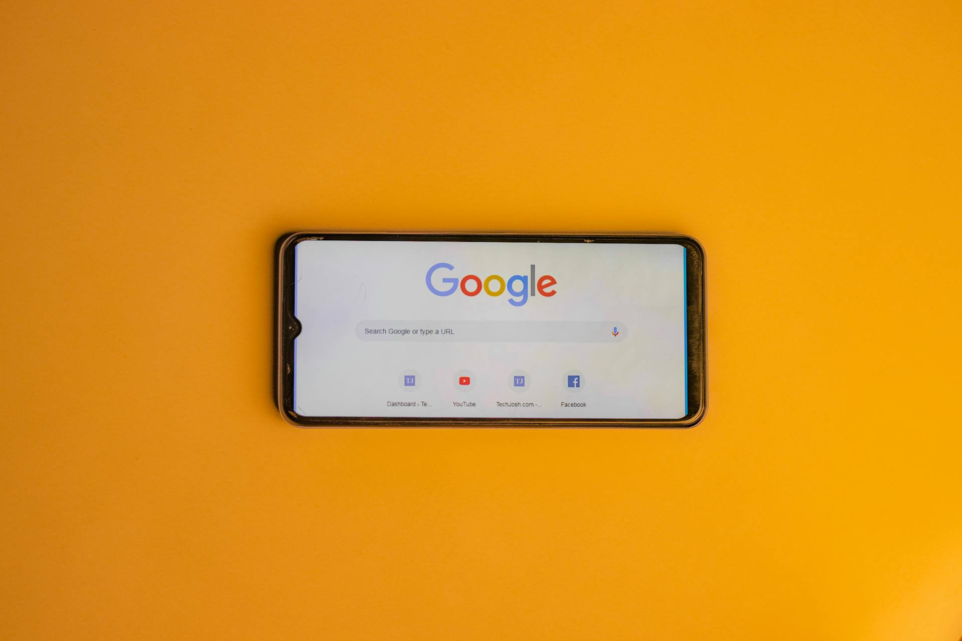 En smartphone med Google startsida på skärmen som representerar Google ads