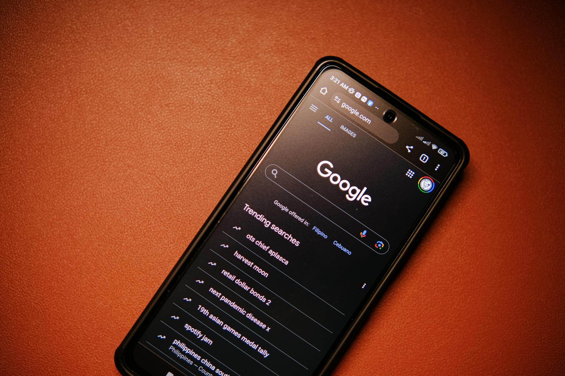 En Smartphone med Google startsida på skärmen
