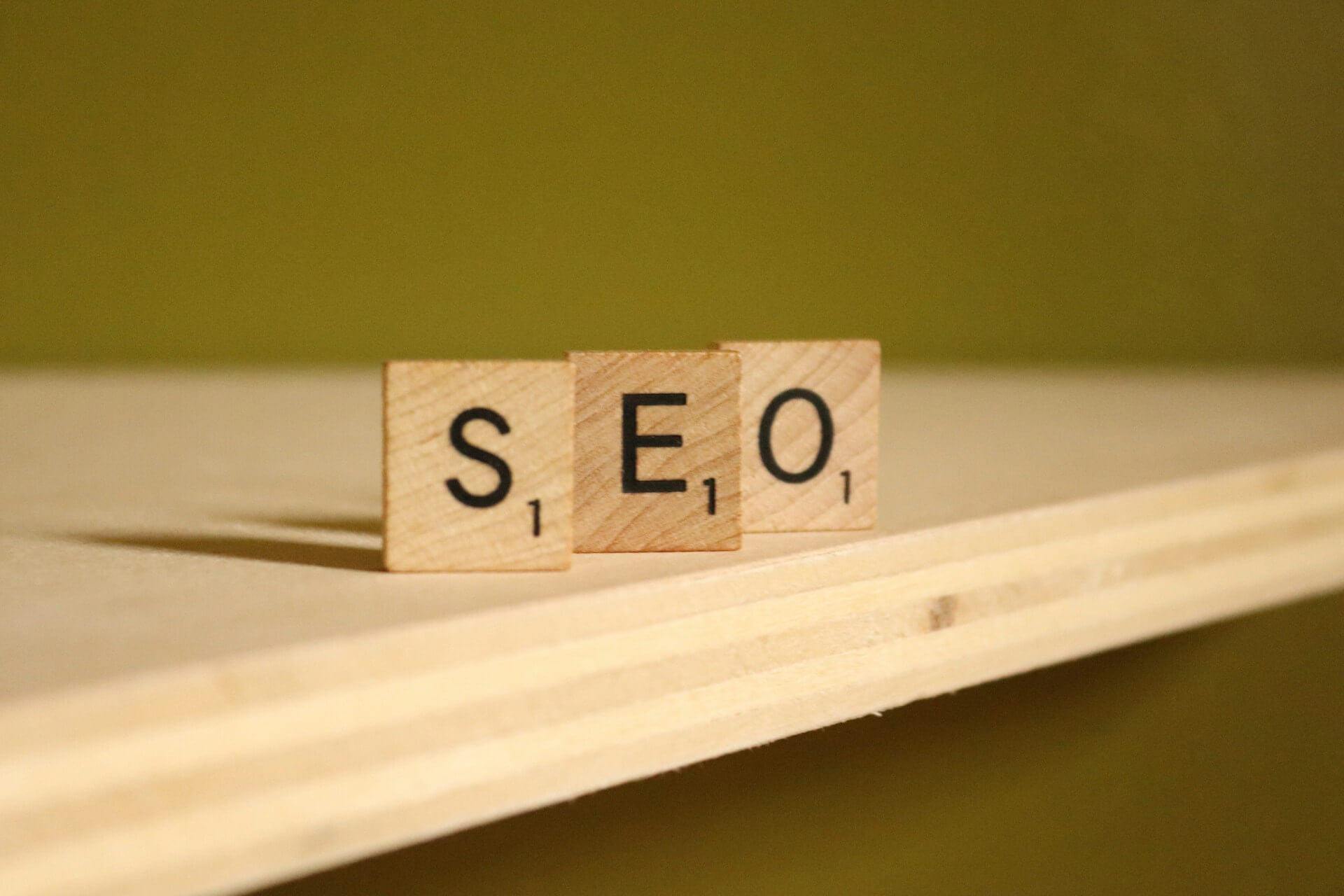 Bokstäver skriven på träbitar som stavar SEO