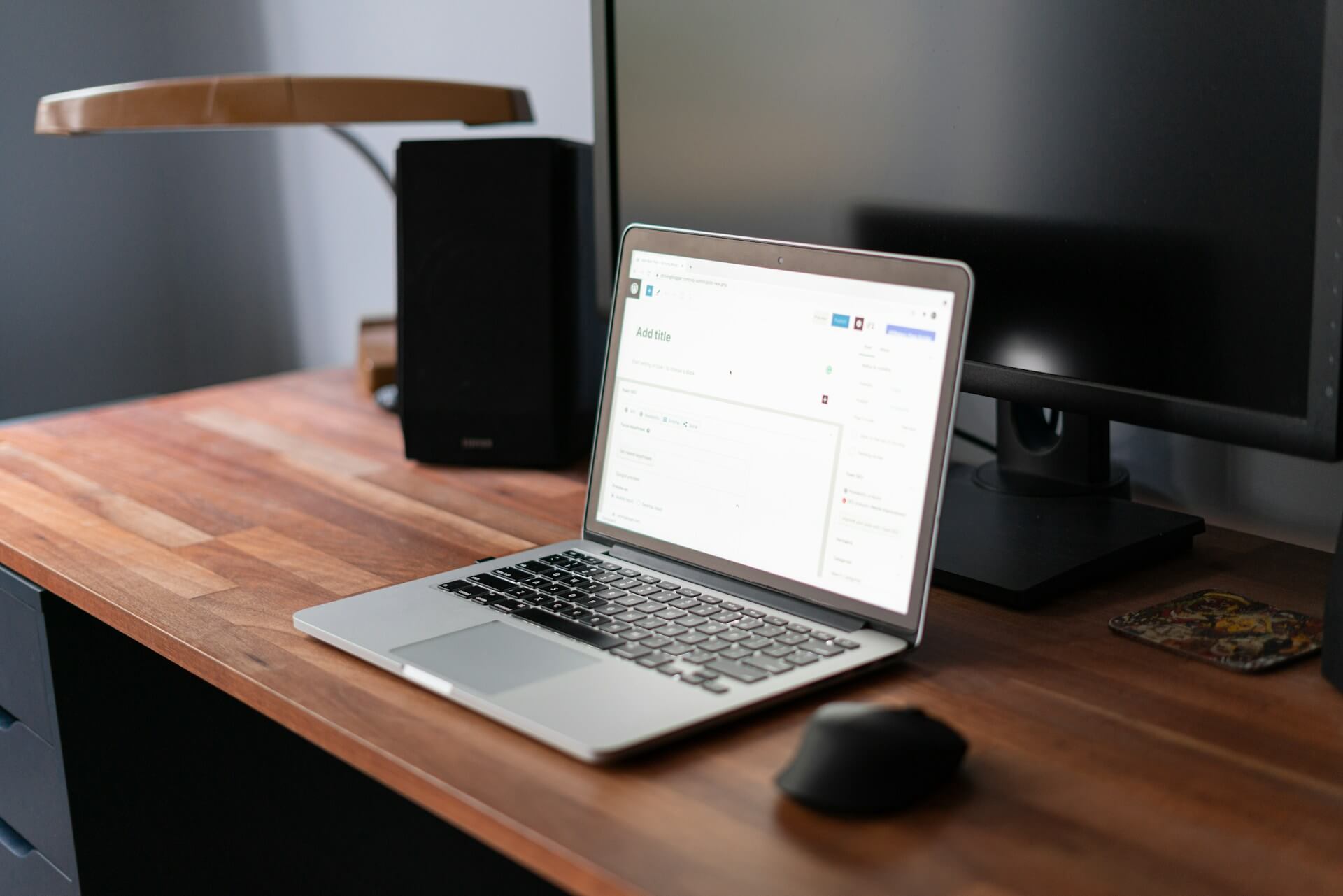 En laptop på ett skrivbord med WordPress på skärmen
