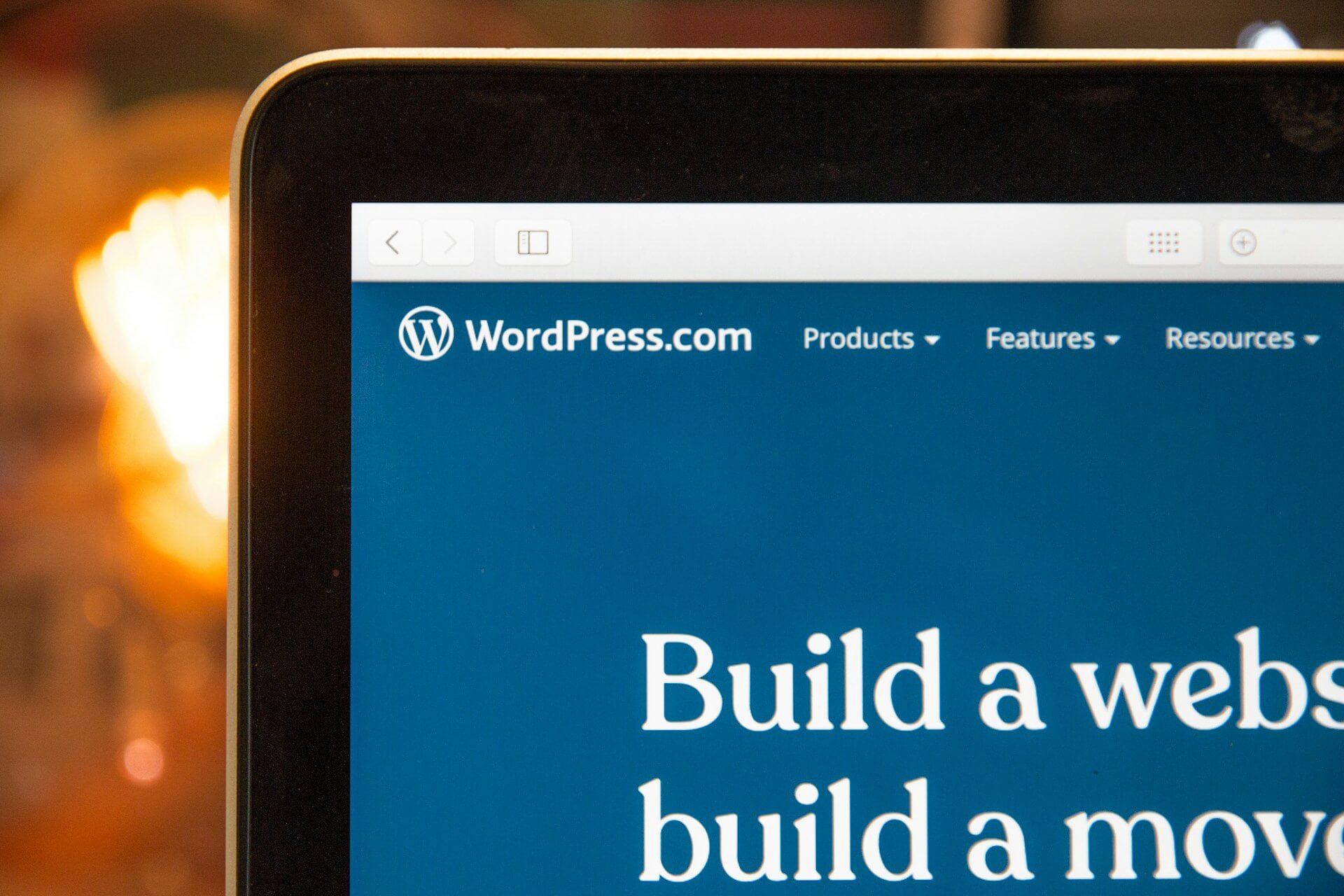 En laptop med WordPress startsida på skärmen